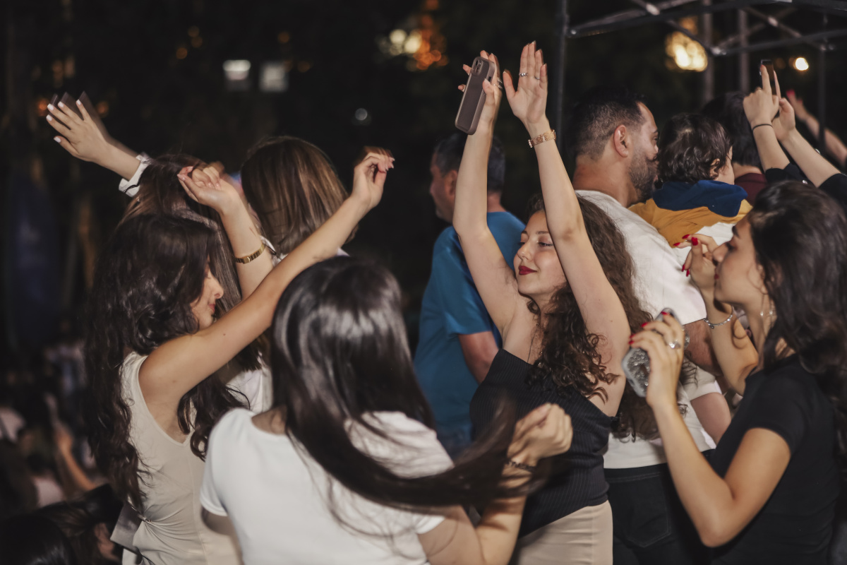 ԵՊՀ բոլոր շրջանավարտներին նվիրված տոնական միջոցառումն իրենց երաժշտական կատարումներով եզրափակեցին Արամ MP3-ն ու «Nemra» երաժշտական խումբը