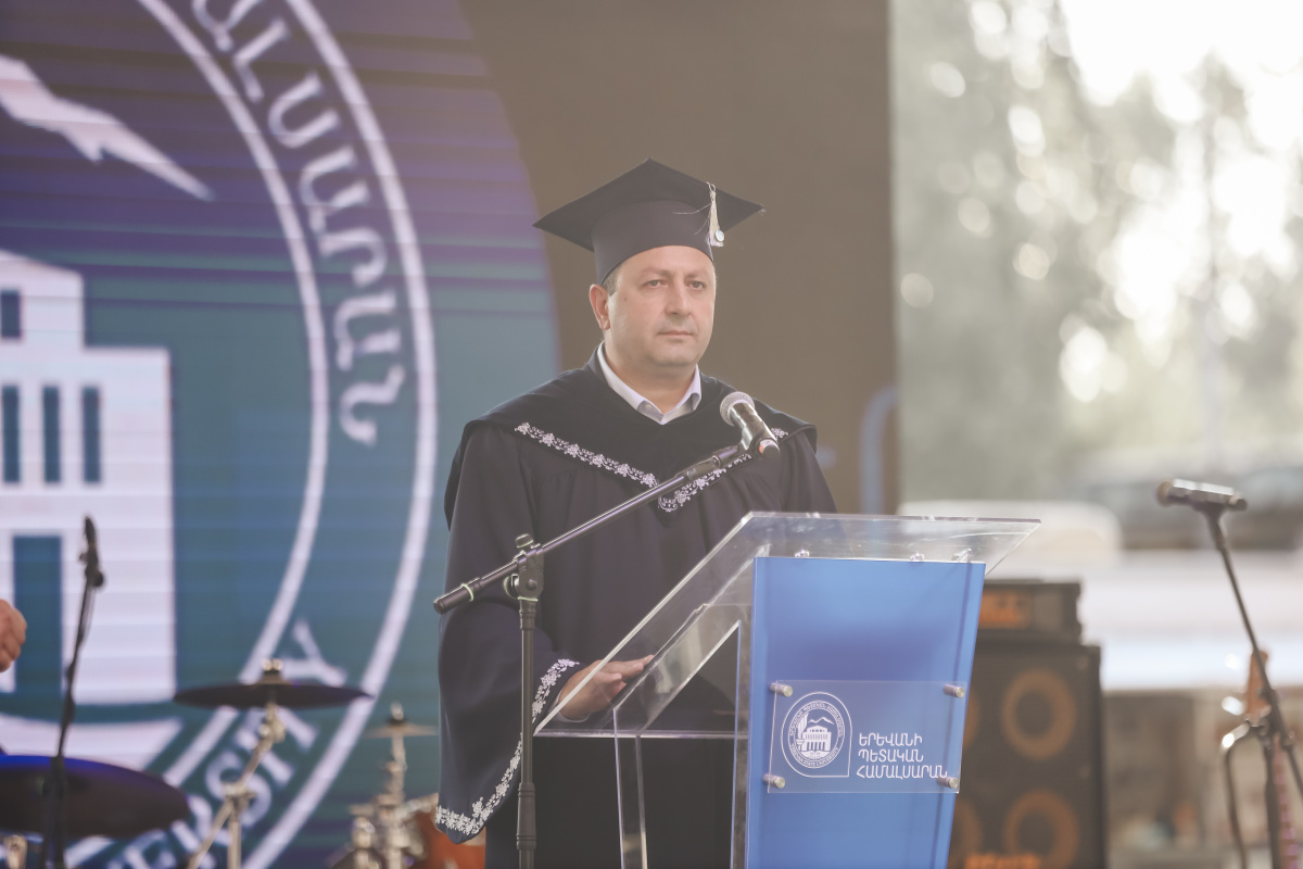 ԵՊՀ-ում տեղի ունեցավ համալսարանի շրջանավարտների ավարտական հանդիսավոր միջոցառումը, որը մասնագիտական կյանք թևակոխելու և համալսարանի հետ առավել սերտ համագործակցելու նոր մեկնարկ է: