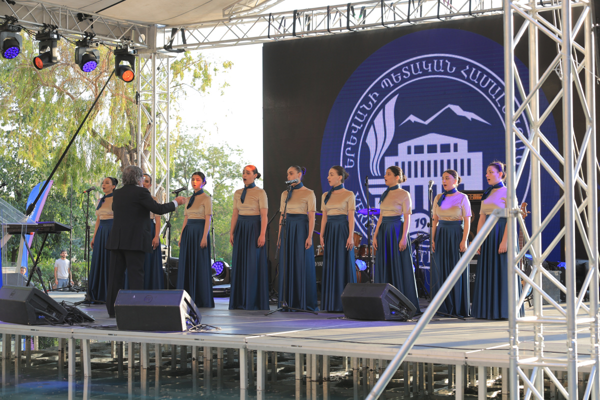 ԵՊՀ-ում տեղի ունեցավ համալսարանի շրջանավարտների ավարտական հանդիսավոր միջոցառումը, որը մասնագիտական կյանք թևակոխելու և համալսարանի հետ առավել սերտ համագործակցելու նոր մեկնարկ է: