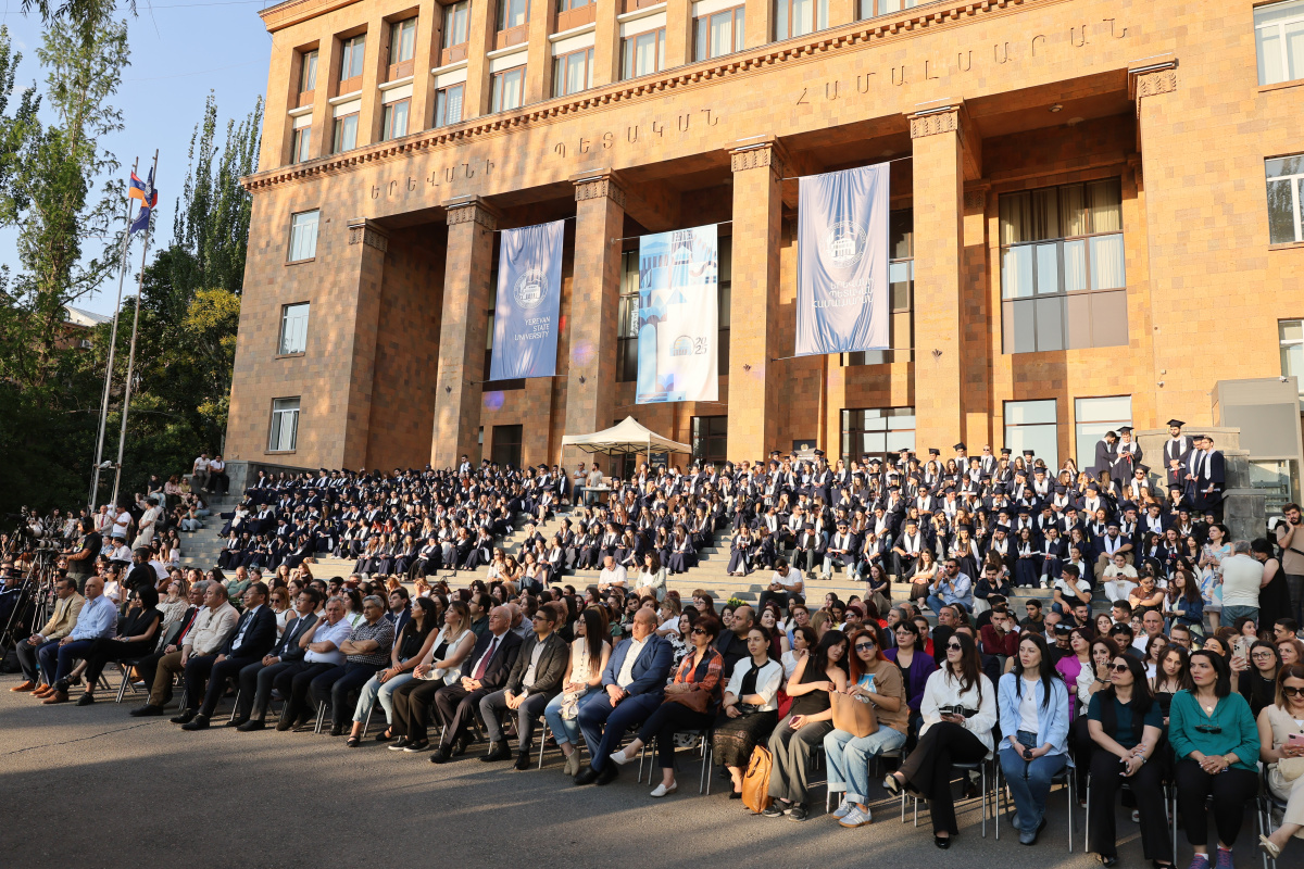 ԵՊՀ-ում տեղի ունեցավ համալսարանի շրջանավարտների ավարտական հանդիսավոր միջոցառումը, որը մասնագիտական կյանք թևակոխելու և համալսարանի հետ առավել սերտ համագործակցելու նոր մեկնարկ է: