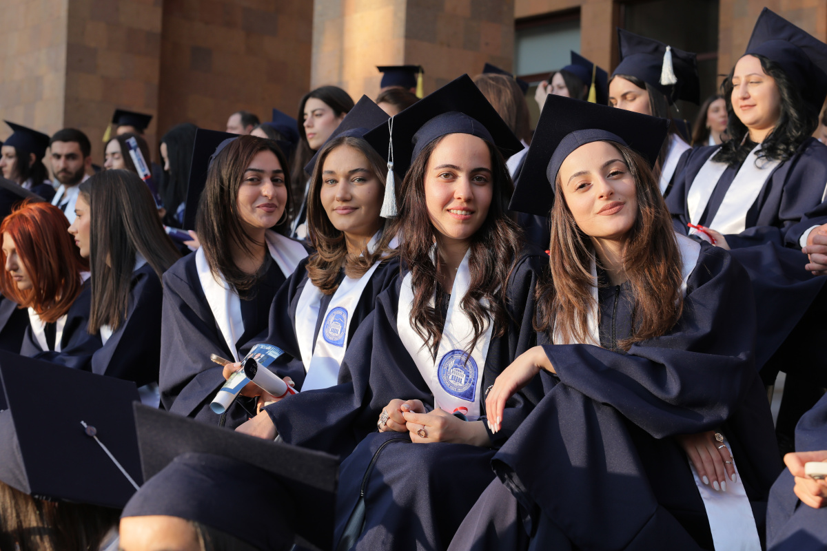 ԵՊՀ-ում տեղի ունեցավ համալսարանի շրջանավարտների ավարտական հանդիսավոր միջոցառումը, որը մասնագիտական կյանք թևակոխելու և համալսարանի հետ առավել սերտ համագործակցելու նոր մեկնարկ է: