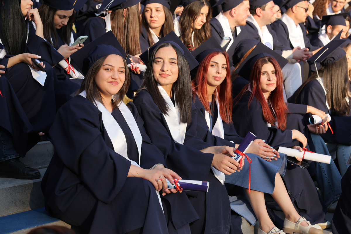 ԵՊՀ-ում տեղի ունեցավ համալսարանի շրջանավարտների ավարտական հանդիսավոր միջոցառումը, որը մասնագիտական կյանք թևակոխելու և համալսարանի հետ առավել սերտ համագործակցելու նոր մեկնարկ է: