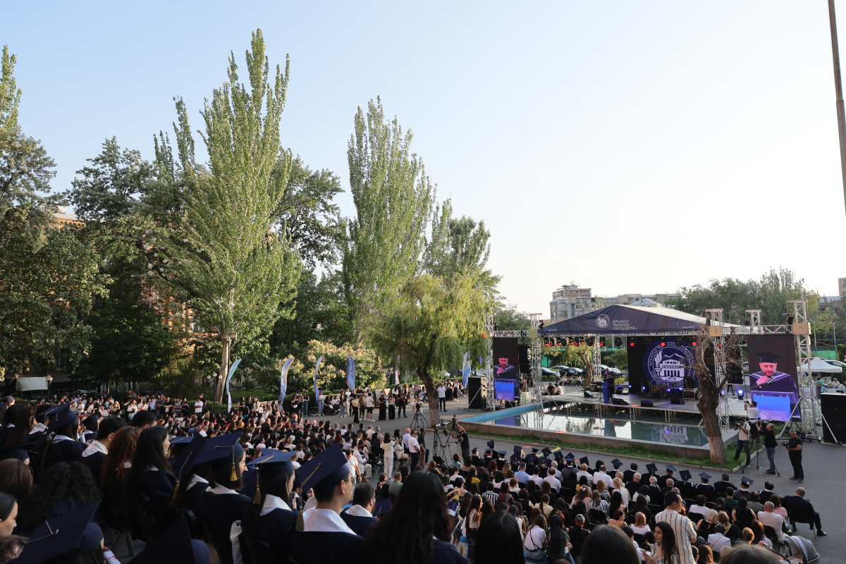 ԵՊՀ-ում տեղի ունեցավ համալսարանի շրջանավարտների ավարտական հանդիսավոր միջոցառումը, որը մասնագիտական կյանք թևակոխելու և համալսարանի հետ առավել սերտ համագործակցելու նոր մեկնարկ է: