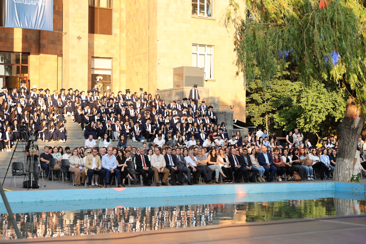 ԵՊՀ-ում տեղի ունեցավ համալսարանի շրջանավարտների ավարտական հանդիսավոր միջոցառումը, որը մասնագիտական կյանք թևակոխելու և համալսարանի հետ առավել սերտ համագործակցելու նոր մեկնարկ է: