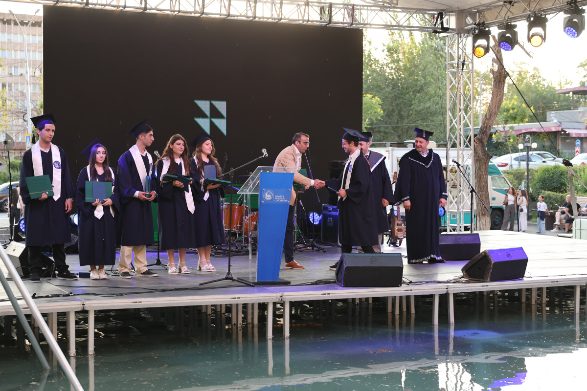 ԵՊՀ-ում տեղի ունեցավ համալսարանի շրջանավարտների ավարտական հանդիսավոր միջոցառումը, որը մասնագիտական կյանք թևակոխելու և համալսարանի հետ առավել սերտ համագործակցելու նոր մեկնարկ է: