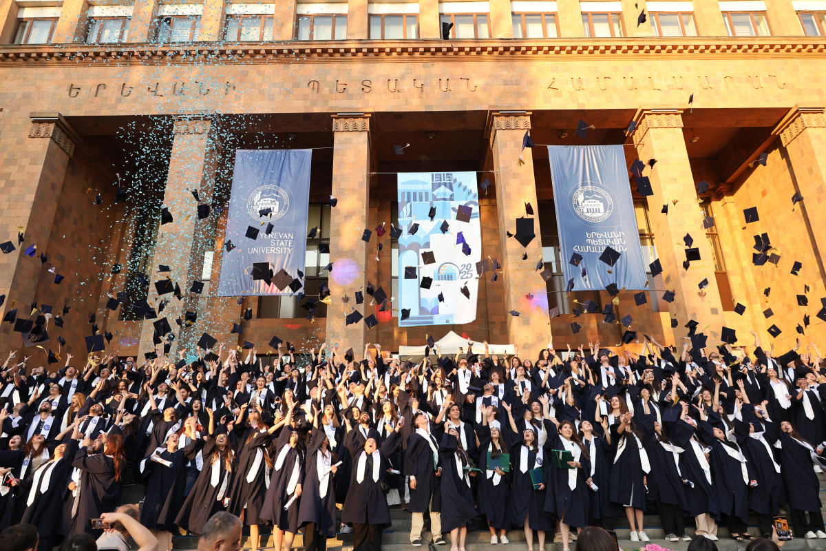 ԵՊՀ-ում տեղի ունեցավ համալսարանի շրջանավարտների ավարտական հանդիսավոր միջոցառումը, որը մասնագիտական կյանք թևակոխելու և համալսարանի հետ առավել սերտ համագործակցելու նոր մեկնարկ է: