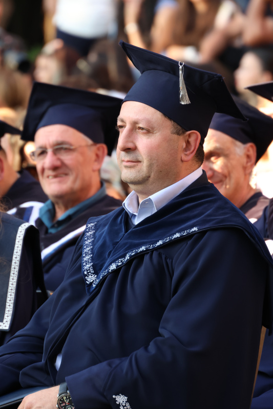 ԵՊՀ-ում տեղի ունեցավ համալսարանի շրջանավարտների ավարտական հանդիսավոր միջոցառումը, որը մասնագիտական կյանք թևակոխելու և համալսարանի հետ առավել սերտ համագործակցելու նոր մեկնարկ է: