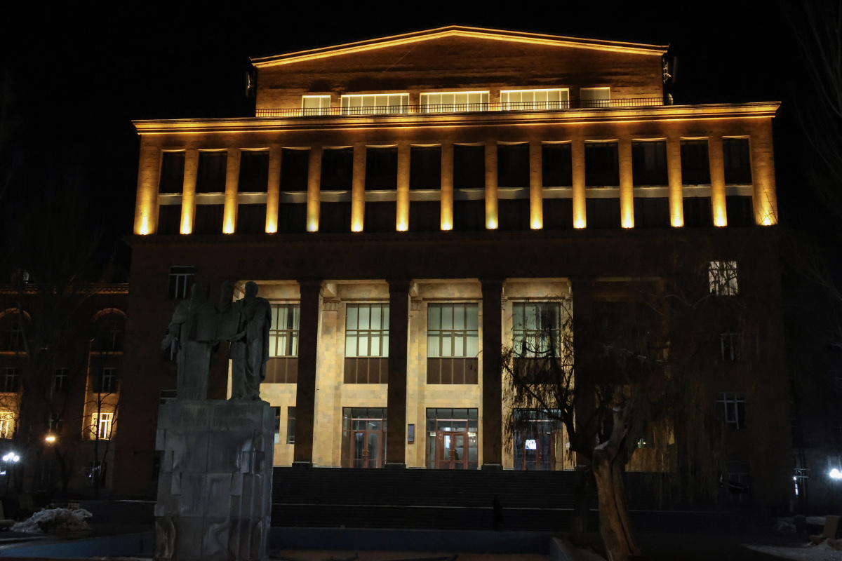 ԵՊՀ-ն՝ ոչ աշխատանքային ժամին. լույսերի ու մտքերի միջև