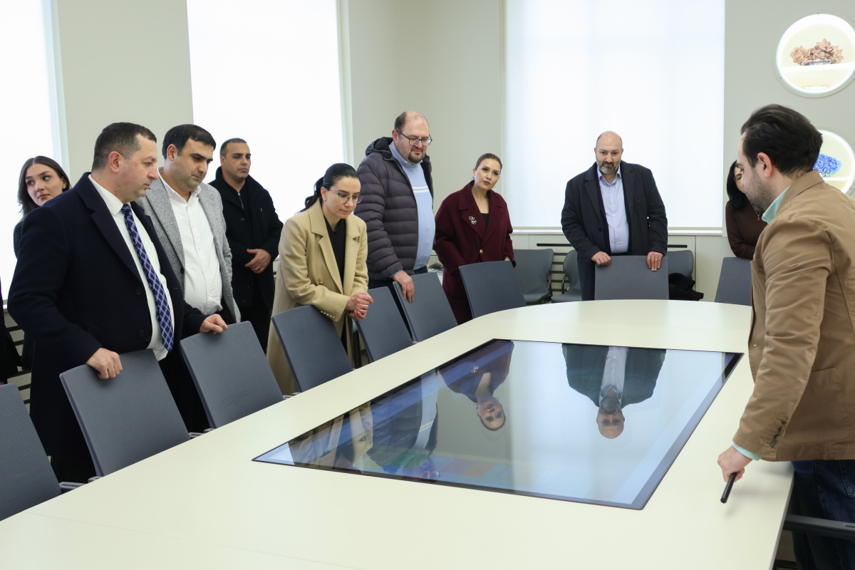 ԵՊՀ հոգաբարձուների խորհրդի անդամները աշխատանքային շրջայց են կատարել համալսարանում