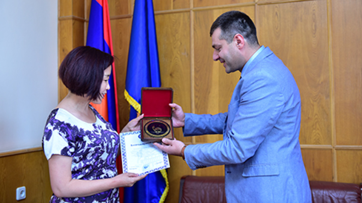 Thanksgiving-diploma-to-director-of-Confucius-institute