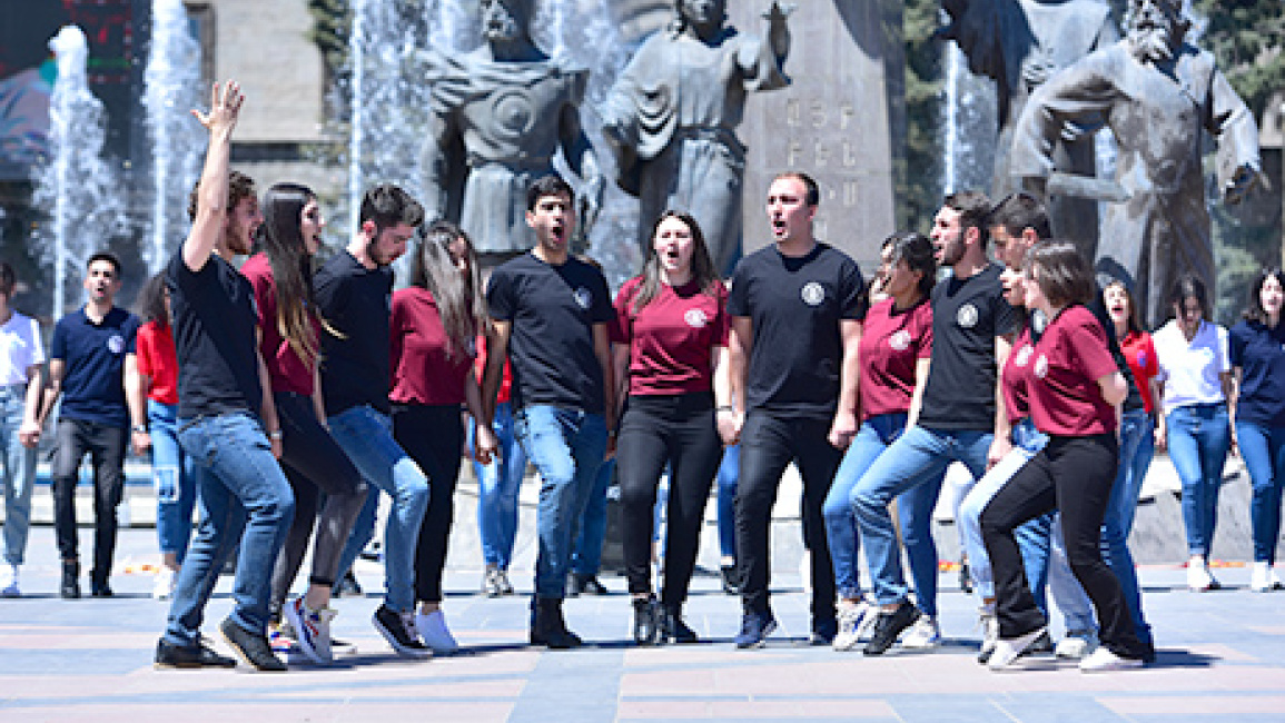 YSU-100-flash-mob