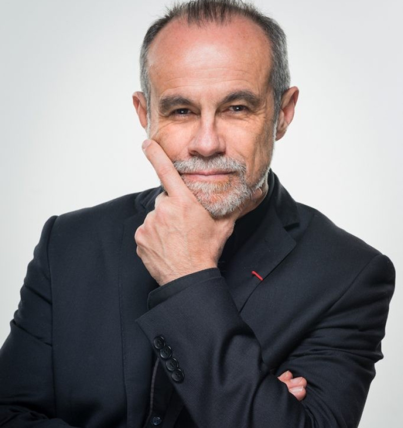 Portrait-Pr.-Carlos-Moreno_Crédit-Sylvain-Leurent_HDJPG_2-1-682x1024_0