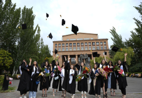 Շրջանավարտներ