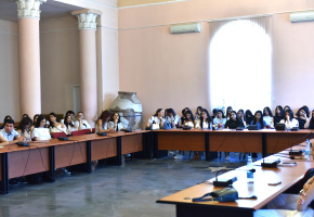 Դասախոսում է հնդիկ պրոֆեսորը