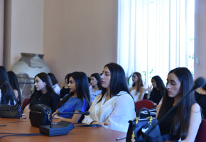 Դասախոսում է հնդիկ պրոֆեսորը