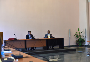 Դասախոսում է հնդիկ պրոֆեսորը