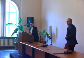 Դասախոսում է պրոֆեսոր Ազիզյանը: