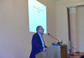 Դասախոսում է պրոֆեսոր Ազիզյանը: