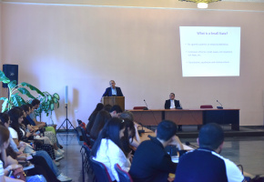 Դասախոսում է պրոֆեսոր Ազիզյանը: