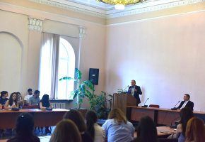 Դասախոսում է պրոֆեսոր Ազիզյանը: