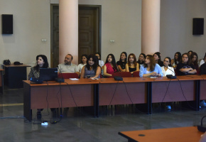 Դասախոսում է պրոֆեսոր Ազիզյանը: