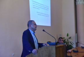 Դասախոսում է պրոֆեսոր Ազիզյանը:
