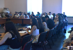 Դասախոսում է պրոֆեսոր Ազիզյանը: