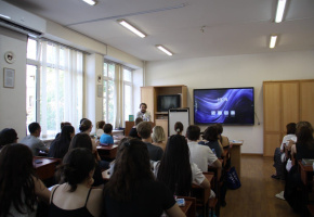 Հանդիպում ռուս գրականագետ ԻՎԱՆ ՌՈԴԻՈՆՈՎԻ հետ