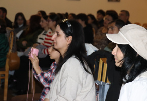 «Զարմանալի ցեղ» ներկայացում ՝ ըստ Վիլյամ Սարոյանի պատմվածքների ՝ նվիրված Լալա Մնացականյանի հիշատակին