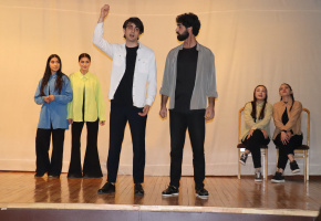 «Զարմանալի ցեղ» ներկայացում ՝ ըստ Վիլյամ Սարոյանի պատմվածքների ՝ նվիրված Լալա Մնացականյանի հիշատակին