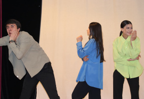 «Զարմանալի ցեղ» ներկայացում ՝ ըստ Վիլյամ Սարոյանի պատմվածքների ՝ նվիրված Լալա Մնացականյանի հիշատակին