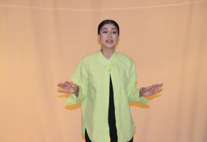 «Զարմանալի ցեղ» ներկայացում ՝ ըստ Վիլյամ Սարոյանի պատմվածքների ՝ նվիրված Լալա Մնացականյանի հիշատակին