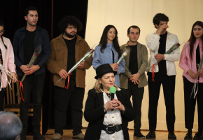 «Զարմանալի ցեղ» ներկայացում ՝ ըստ Վիլյամ Սարոյանի պատմվածքների ՝ նվիրված Լալա Մնացականյանի հիշատակին