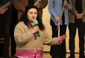 «Զարմանալի ցեղ» ներկայացում ՝ ըստ Վիլյամ Սարոյանի պատմվածքների ՝ նվիրված Լալա Մնացականյանի հիշատակին