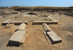 Տիգրանակերտ, փոքր եկեղեցին և տապանաբակը