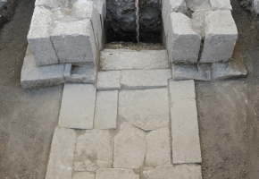 Ամարաս, սուրբ Գրիգորիսի դամբարան-մասունքարանի արևելյան մուտքը պեղումներից հետո