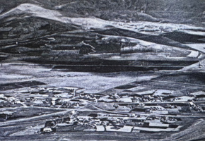 Քրդի Փամփ (այժմ՝ Սիփան գյուղ): Տեսարան վերևից՝ Դըբուրի լեռան լանջից: Հեռվում երևում է Չոբանմազ (այժմ՝ Ավշեն) գյուղը, 1959թ.: Լուսանկարը վերցված է հայտնի խորհրդային ազգագրագետ Տատյանա Արիսովայի արխիվից: