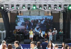 Շառլ Ազնավուրի անվան մշակույթի կենտրոնը ՝   - ում
