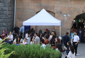 Շառլ Ազնավուրի անվան մշակույթի կենտրոնը ՝   - ում