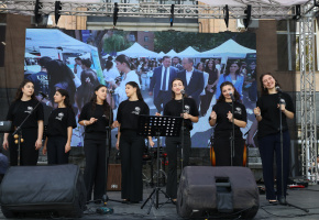 Շառլ Ազնավուրի անվան մշակույթի կենտրոնը ՝   - ում