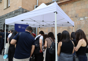 Շառլ Ազնավուրի անվան մշակույթի կենտրոնը ՝   - ում