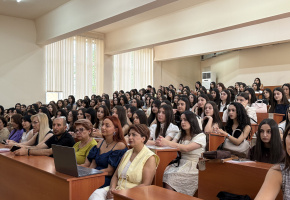 Երևանի պետական համալսարանի Եվրոպական լեզուների և հաղորդակցության (ԵԼՀ) ֆակուլտետում տեղի ունեցավ առաջին կուրսեցիներին ողջունելու արարողությունը