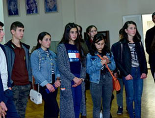 Lichk-pupils-at-history-museum-of-YSU