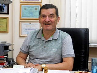 Armen-Trchounian-awarded-with-ASM--Moselio-Schaecter-Award