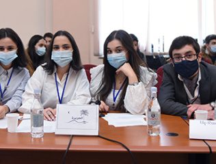 Students-are-debating-at-YSU