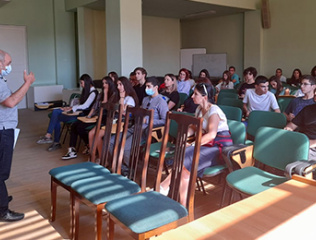 pupils-at-the-faculty-of-physics