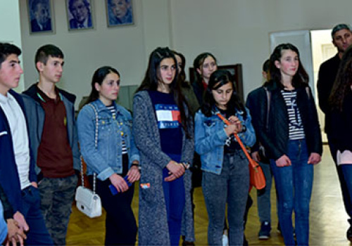 Lichk-pupils-at-history-museum-of-YSU