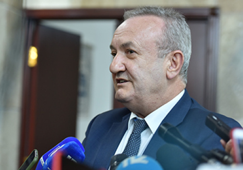 minister-meeting-journalists