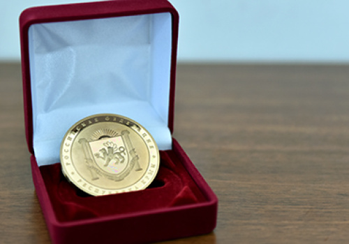 Aleksandr-Safaryan-got-a-medal