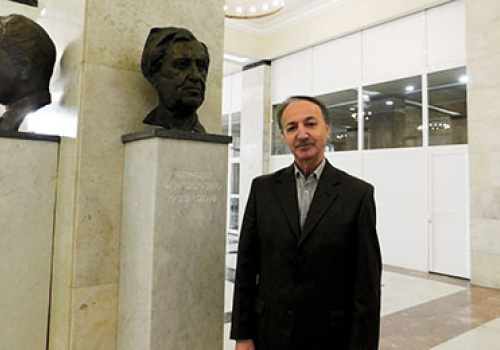 Official-opening-ceremony-of-the-bust-of-Grigor-Gurzadyan